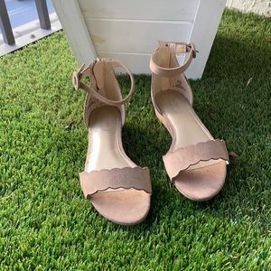 Cream/Tan Sandals